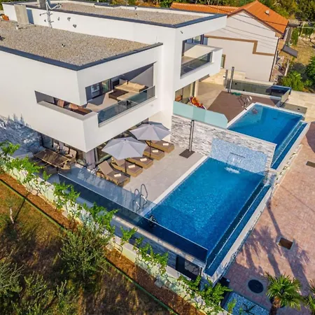 Lorena Stylish Sea View - Four Bedroom With Private Pool Crikvenica