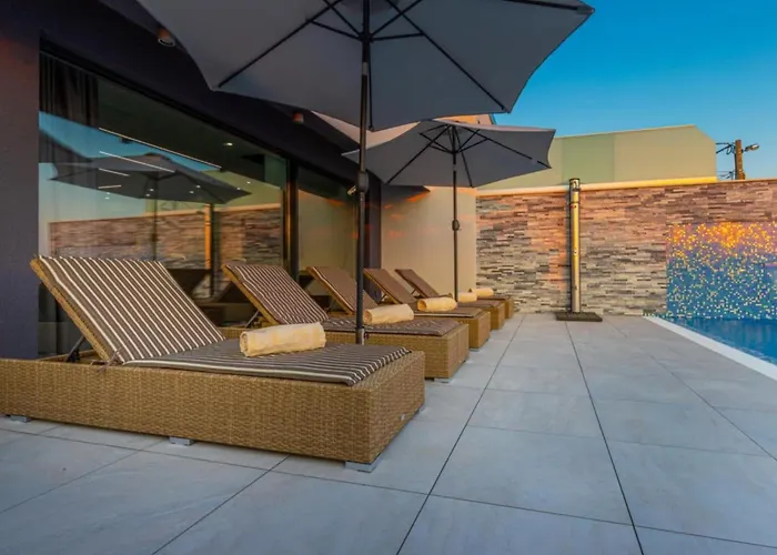 Lorena Stylish Sea View - Four Bedroom With Private Pool