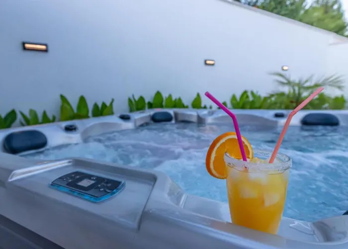 Lorena Stylish Sea View - Four Bedroom With Private Pool Βίλα