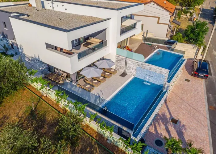 Lorena Stylish Sea View - Four Bedroom With Private Pool Crikvenica