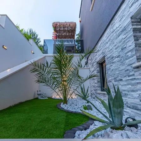 Lorena Stylish Sea View - Four Bedroom With Private Pool