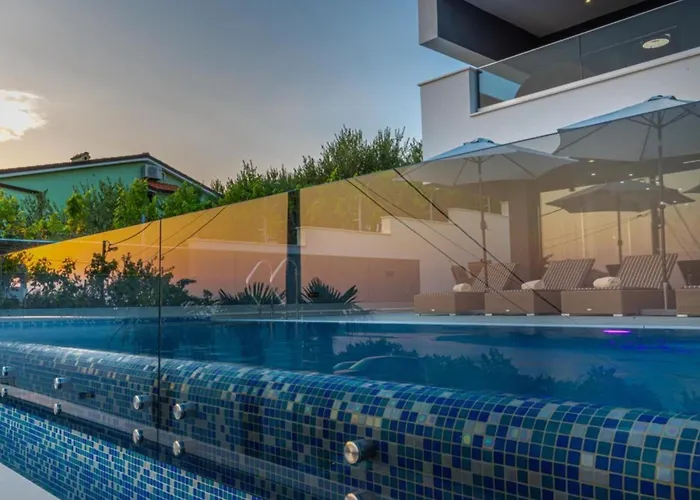Lorena Stylish Sea View - Four Bedroom With Private Pool *